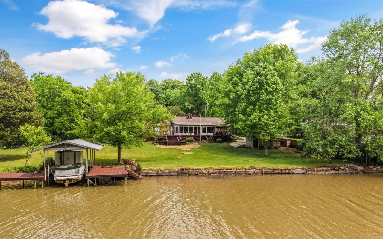 Wallace Luxury Spotlight | 3425 N Cove Drive Louisville, TN 37777
