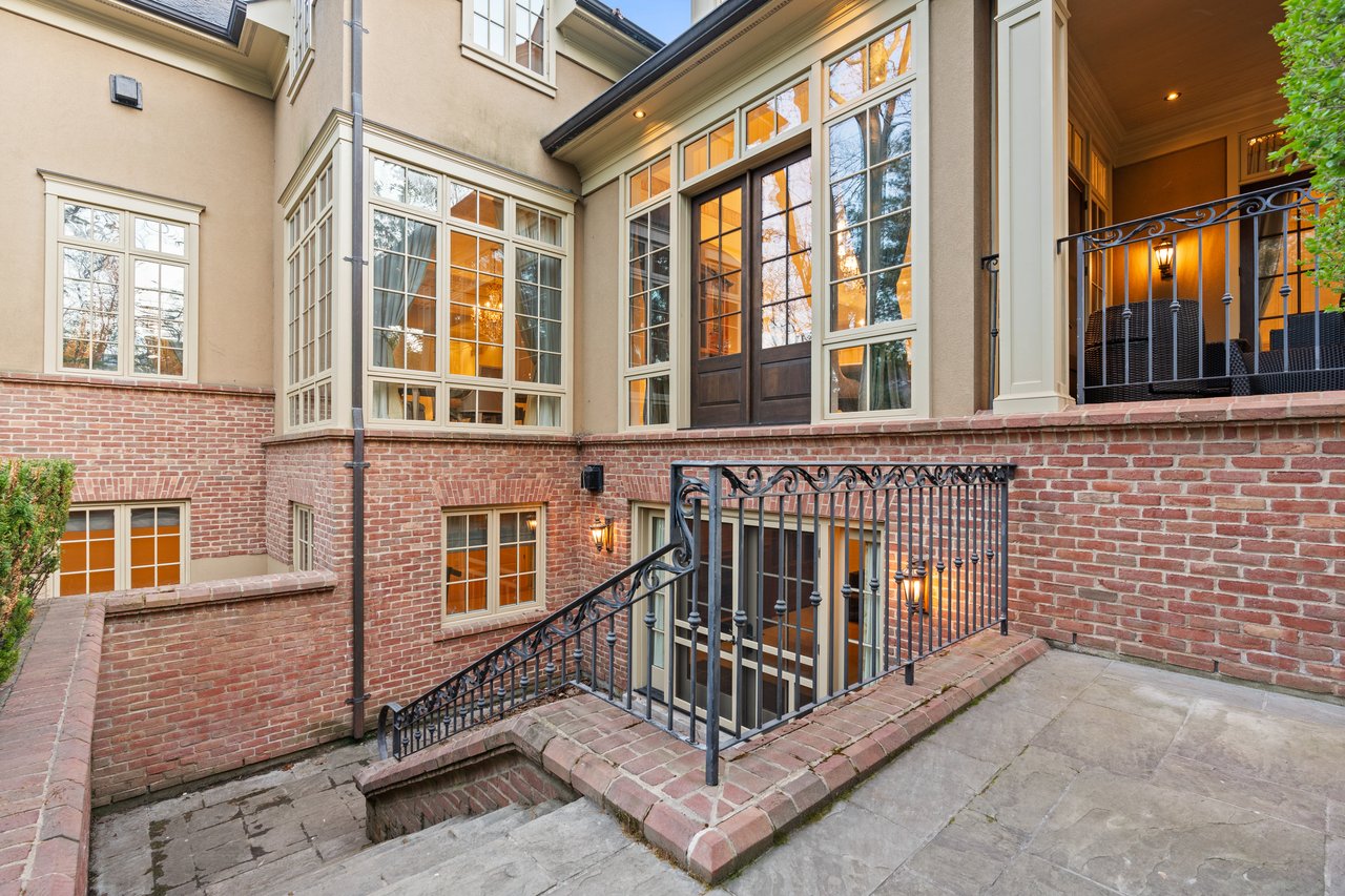 1081 Argyle Drive, Oakville