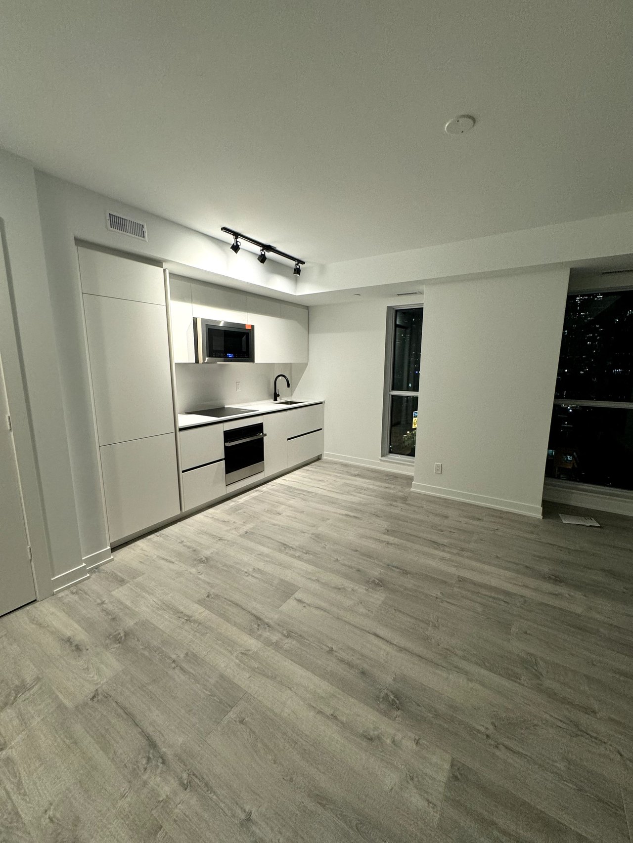 327 King St W Unit: 1102