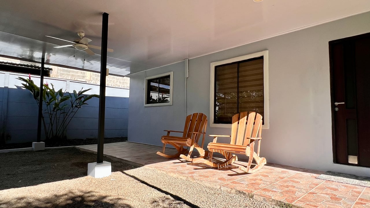 3-Bedroom Home with Large Pool and Garden in Bahía