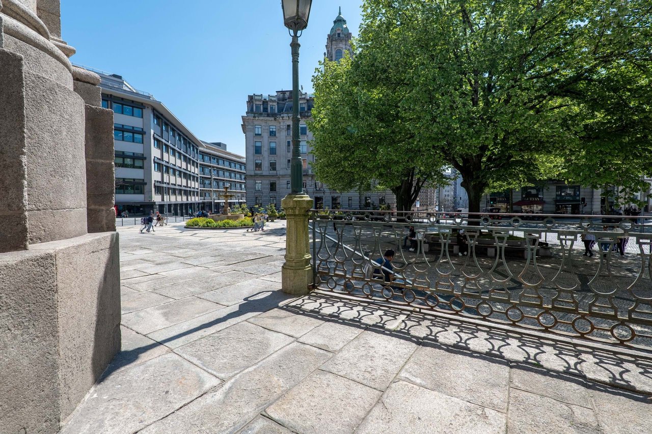 Charming Commercial Space  with Terrace Overlooking Jardim da Trindade– Porto City Center
