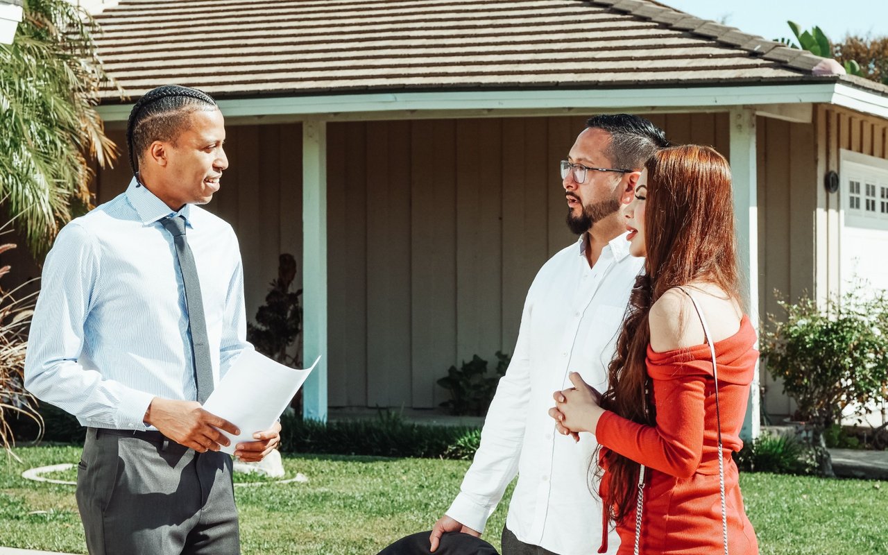 How to Read a Neighborhood Before You Buy