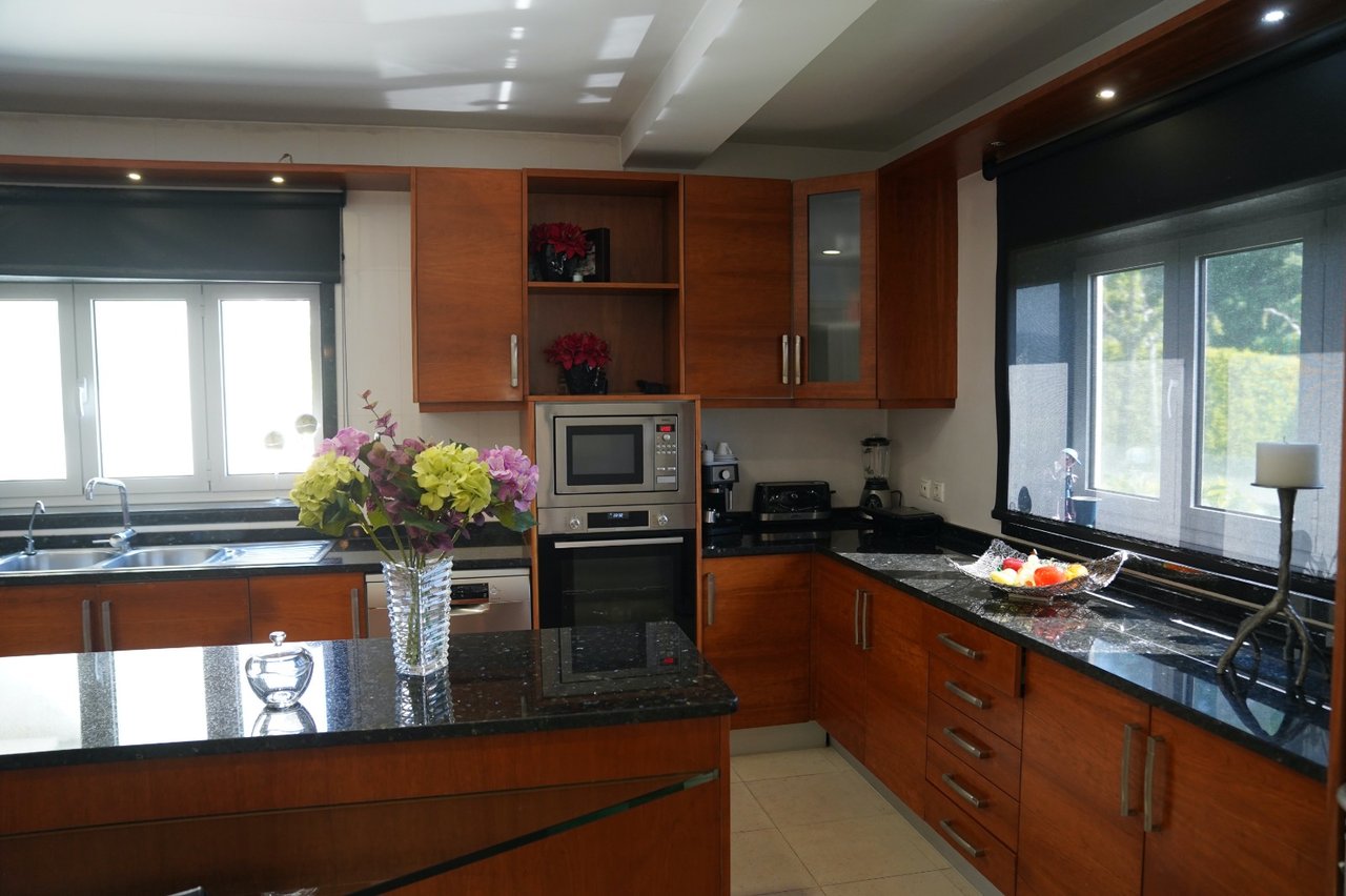 Spacious Three-Bedroom Villa with Swimming Pool and Tennis Court in Guardizela