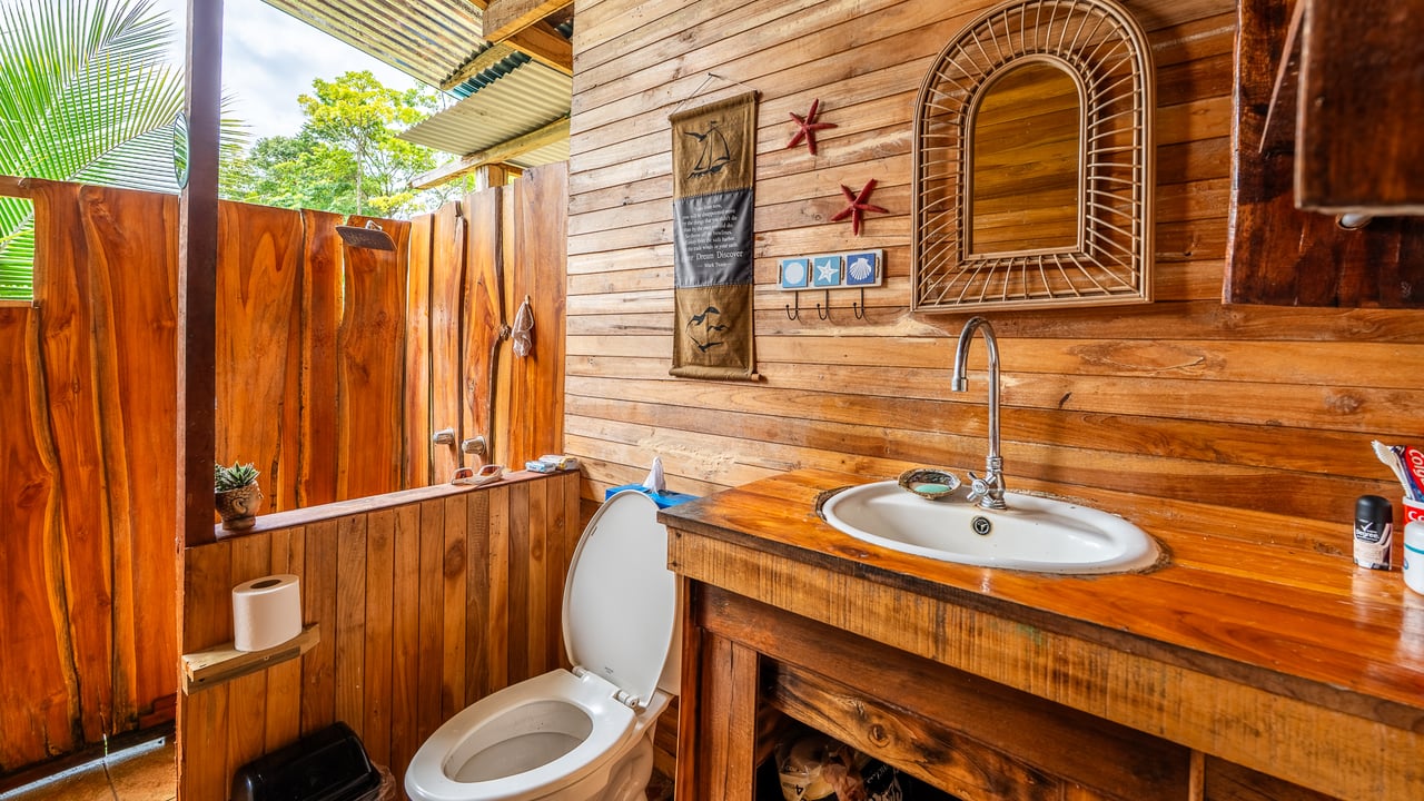 Mountain Home with Guest Cabin & Additional Building Site Near Nauyaca Waterfalls