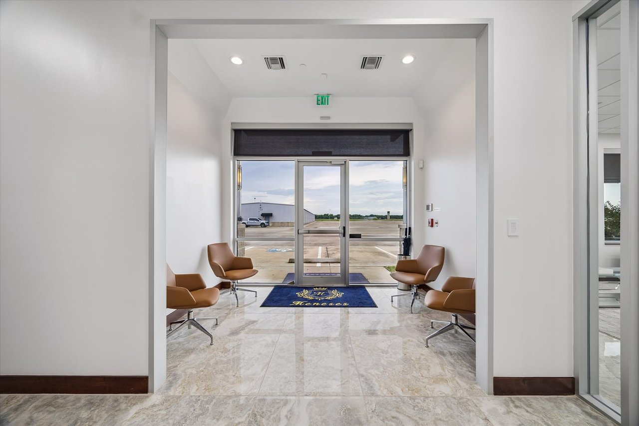 Hangar + Office - Sugar Land Regional Airport (KSGR)