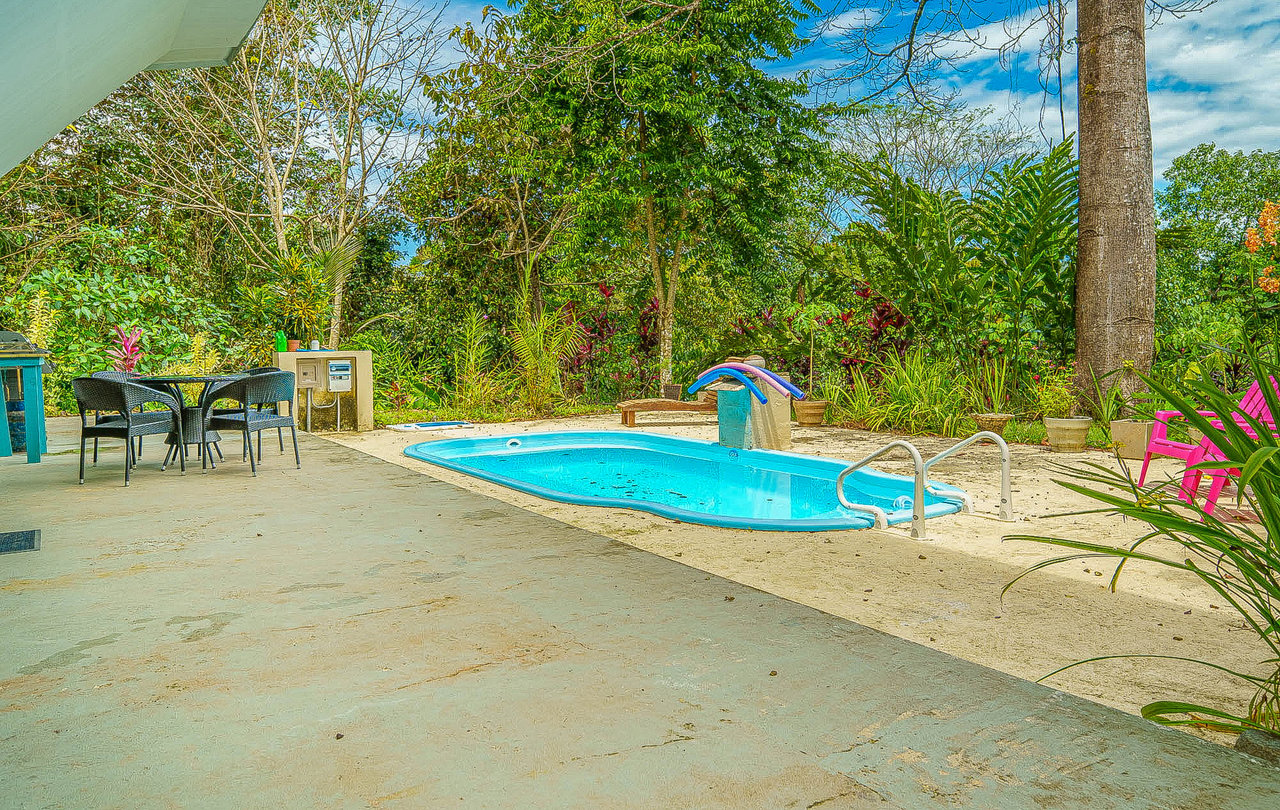 Charming 2-Bedroom Home in Ojochal, right off Finca Marañon, with stunning jungle & mountains views.