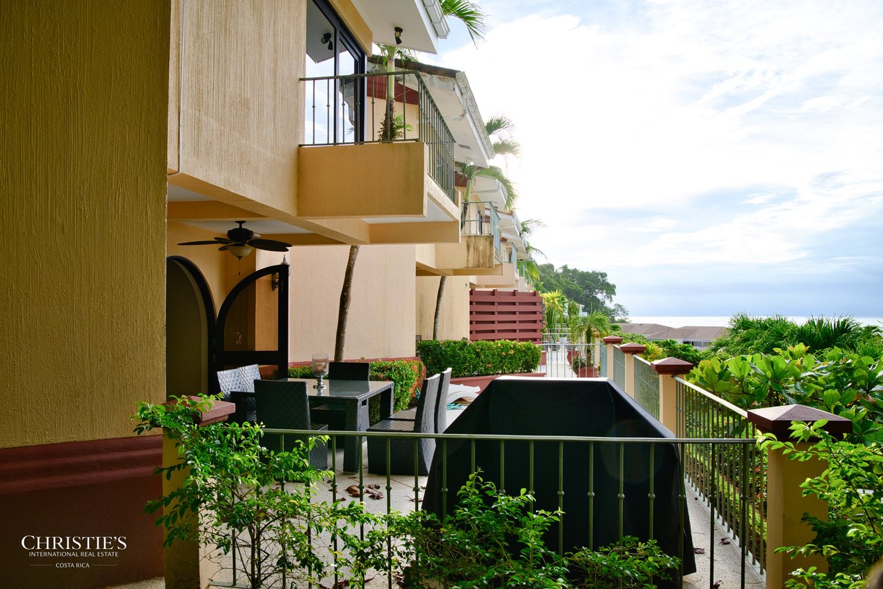 Exquisite Corner Townhouse with Panoramic Ocean Views – Faro Escondido