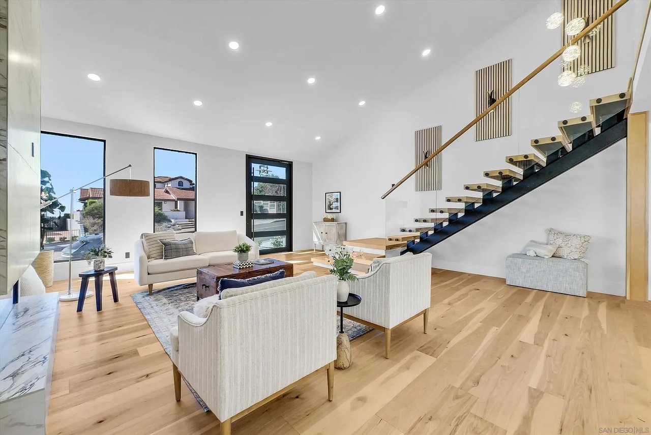 2241 Avenida Salvador