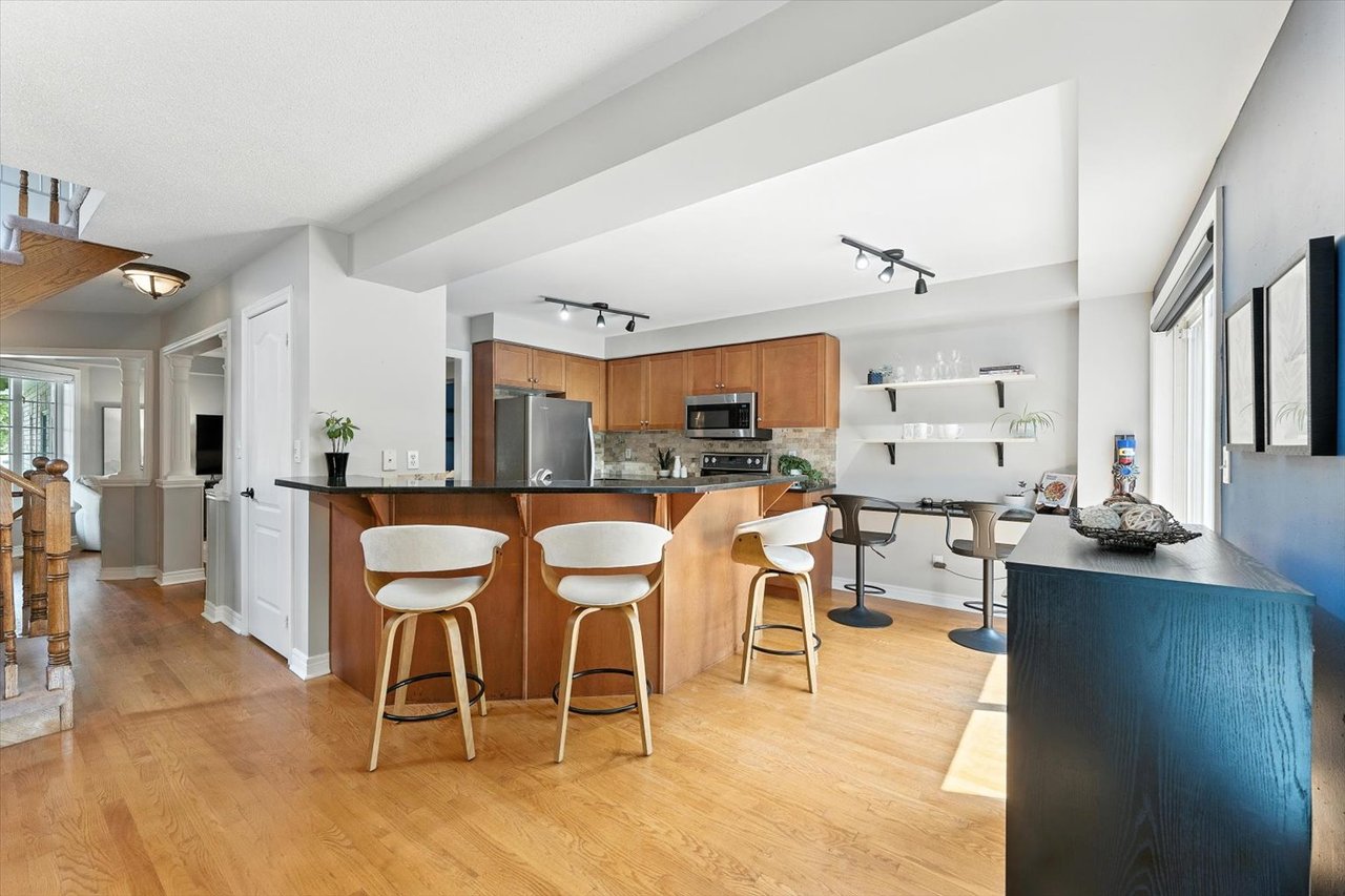151 Mowat Cres
