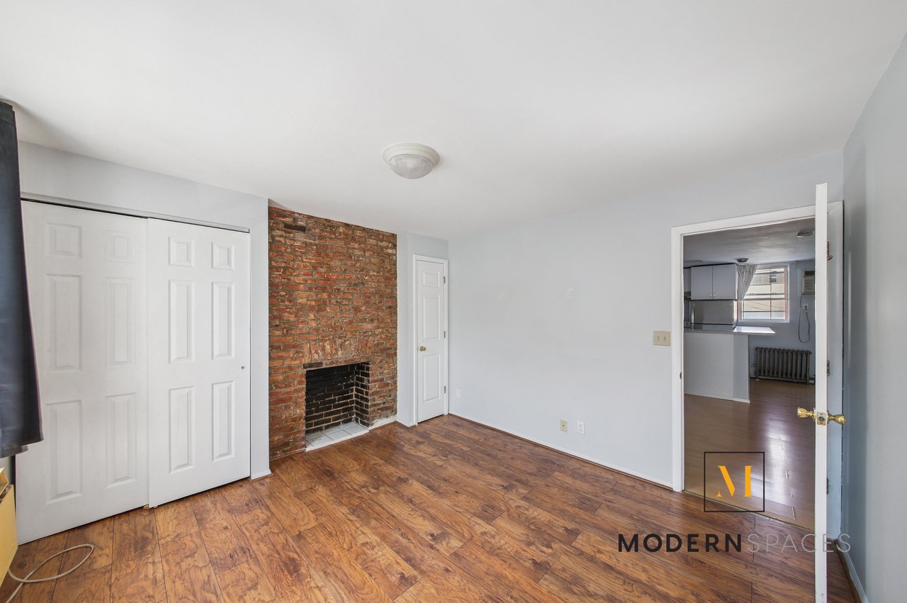 Large 2-Bed in LIC