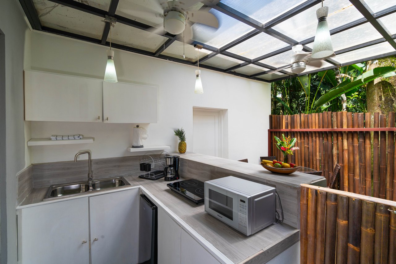 22 Unit Tropical Boutique Hotel steps from Manuel Antonio Park & Beach