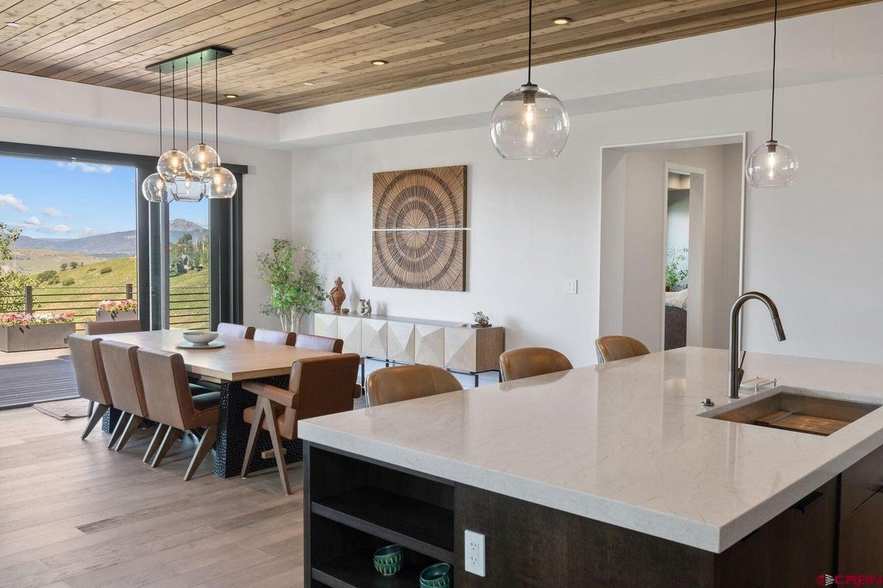 216 E Serapio Dr