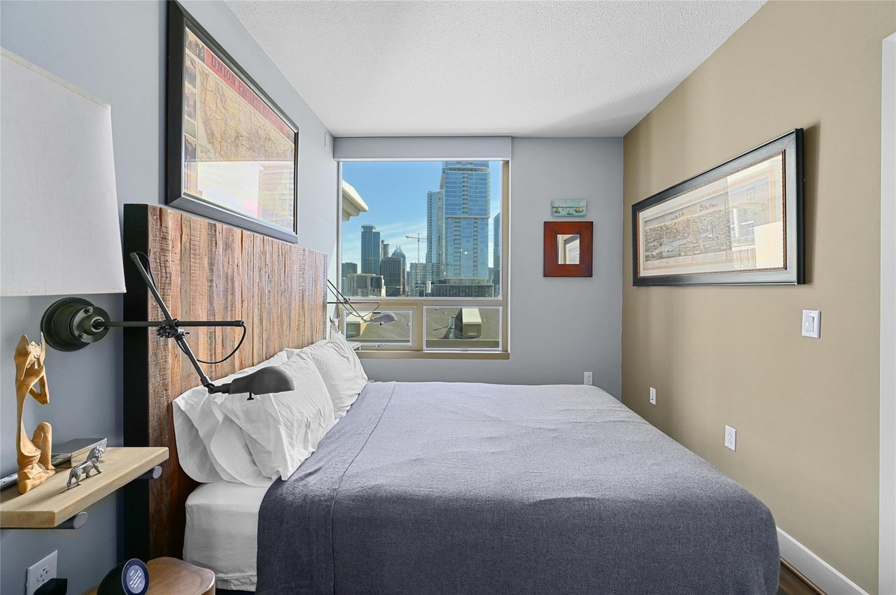 300 Bowie St APT 702