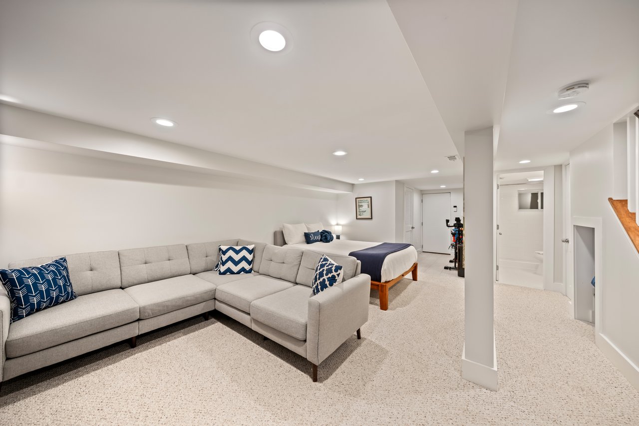 613 Longfellow St NW