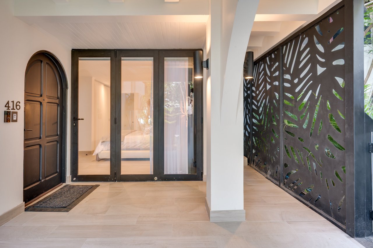 Flamingo Marina Cove 416 – Beachfront Condo