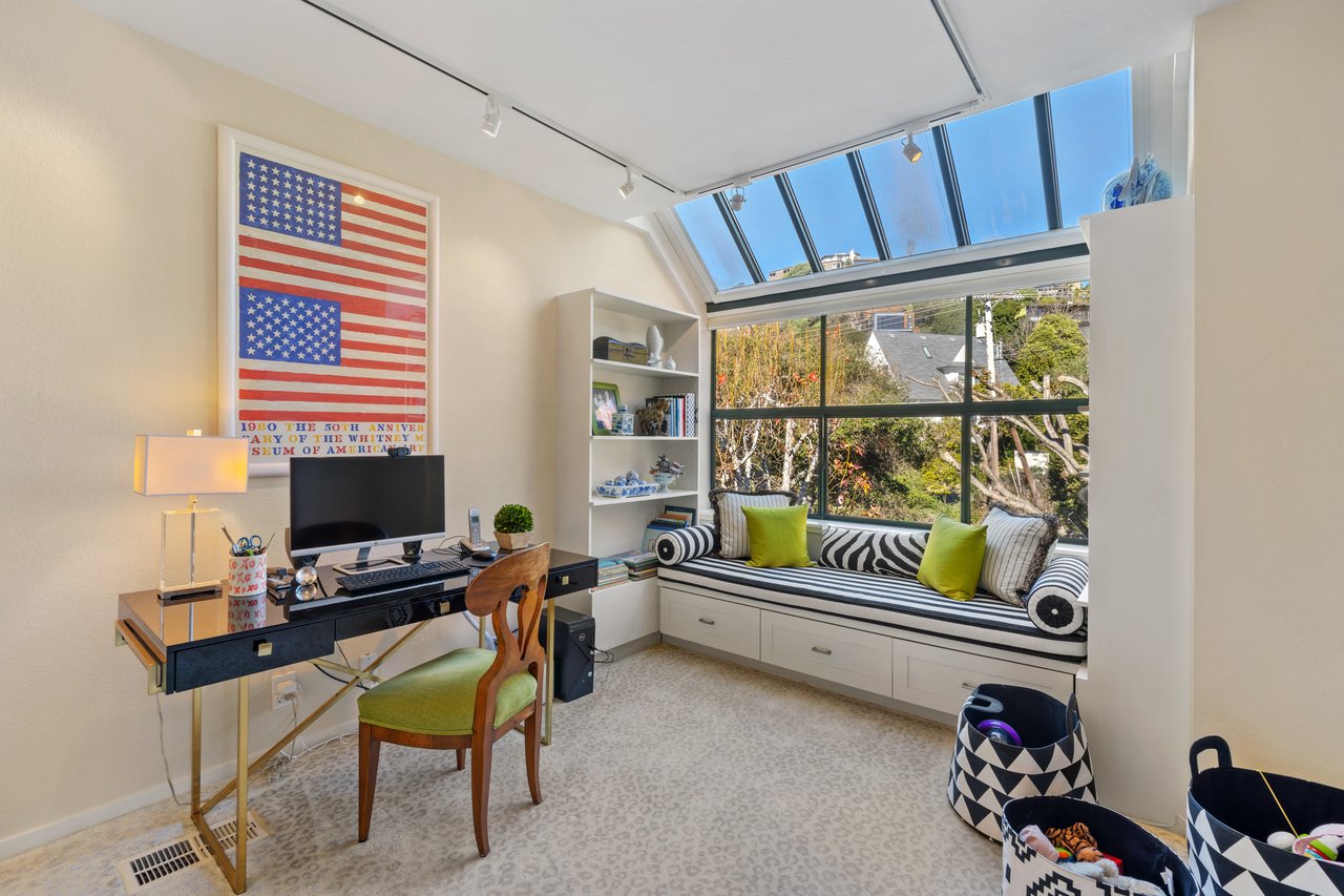 Luxurious End Unit in Point Tiburon