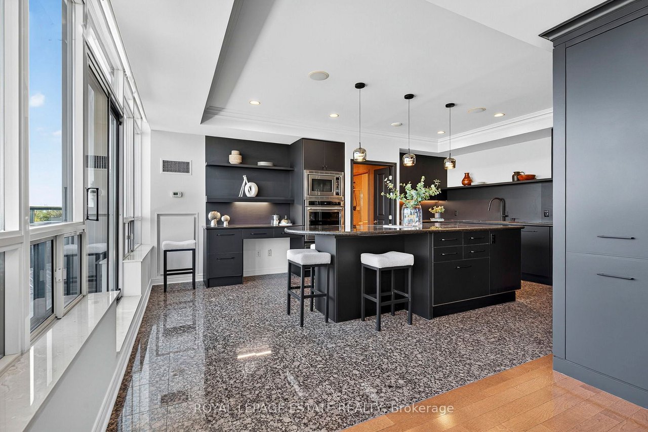 PENTHOUSE MADE FOR WATERFRONT LIVING