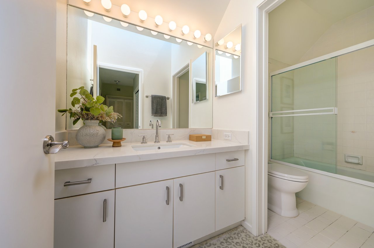Luxurious End Unit in Point Tiburon