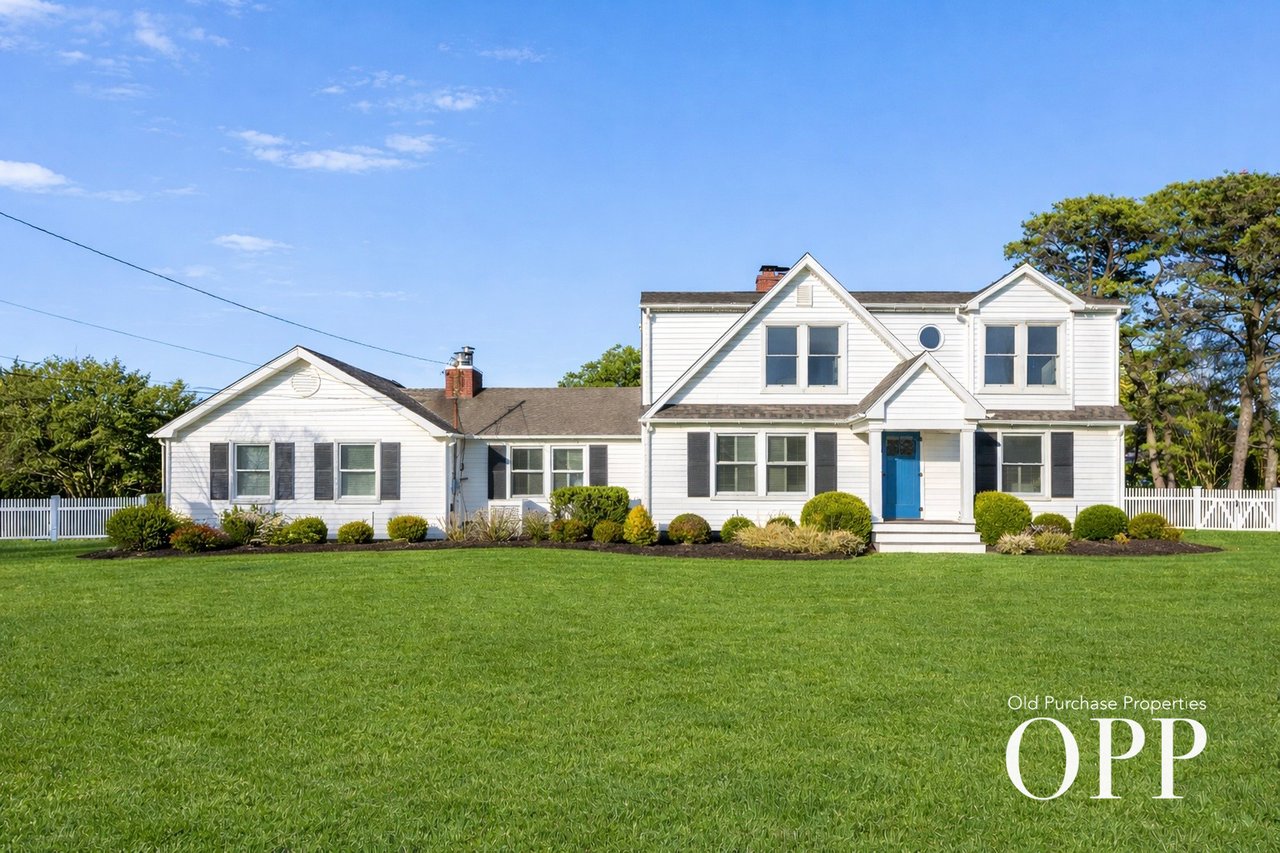 CHARMING SUMMER RETREAT WITH GARDENS & BAY BREEZES