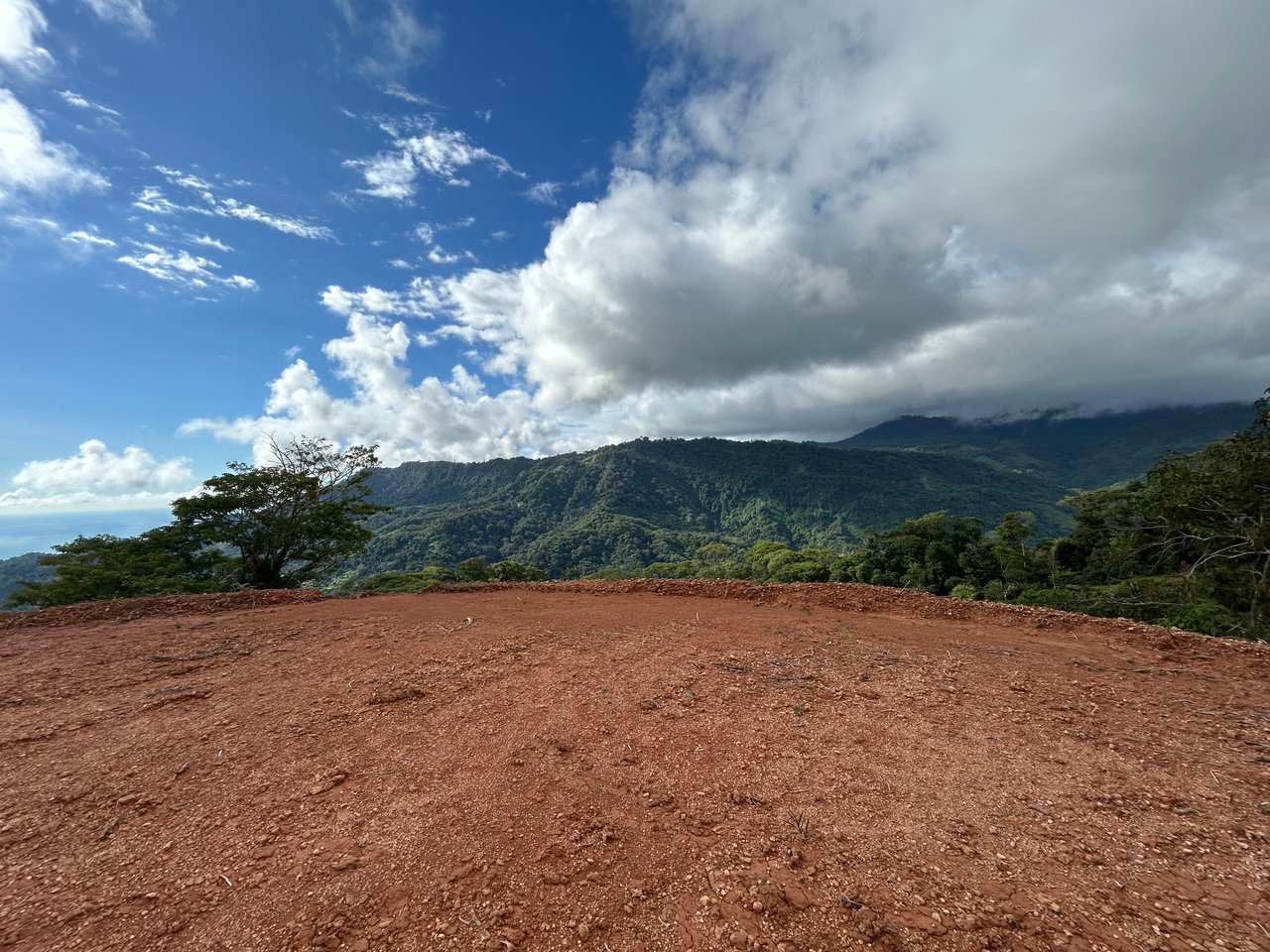Ocean View Lots in the Exclusive Uvita Mountains. 