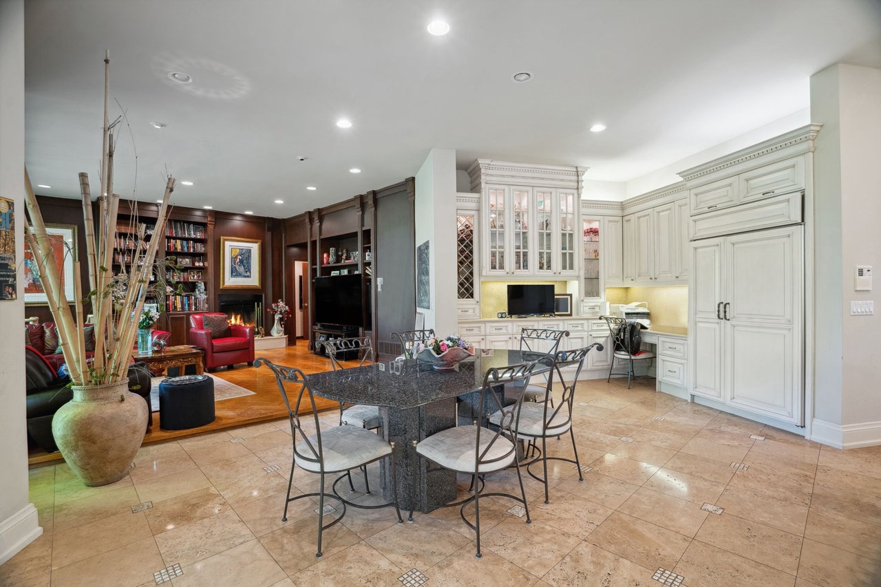 Prestigious Riverview Drive