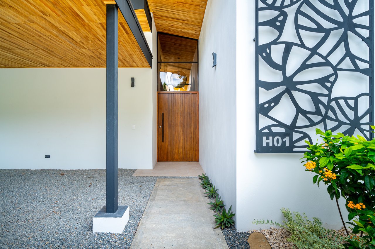 Uvita Tropical Urban Home, New Quality Build!