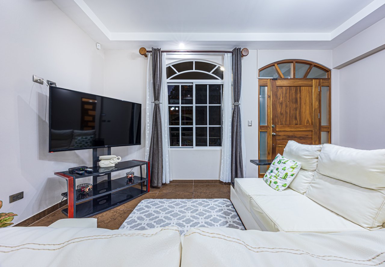 EXCEPTIONAL 5-BEDROOM RESIDENCE– PRIME LOCATION & VERSATILE LAYOUT