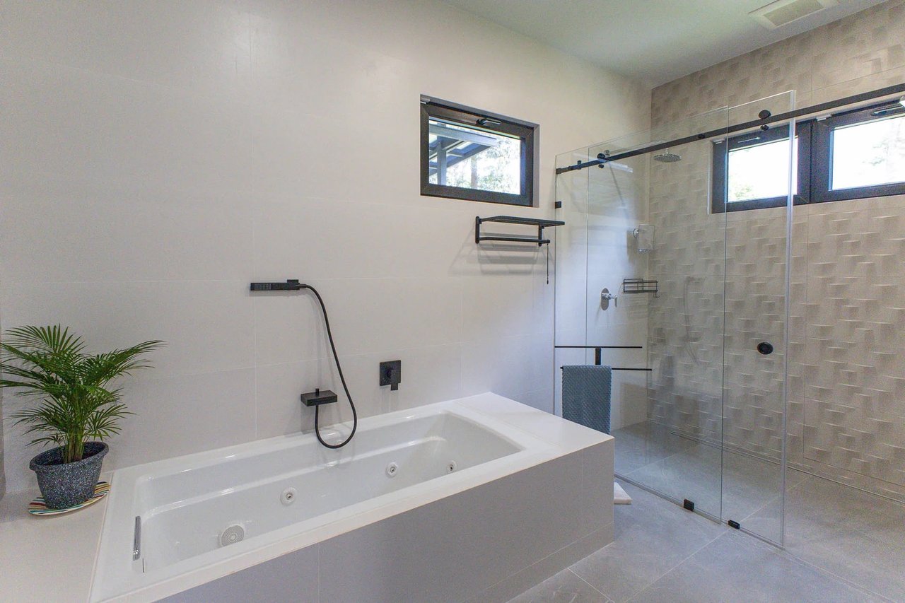 3 Bedroom, Contemporary Estate home in Manuel Antonio 