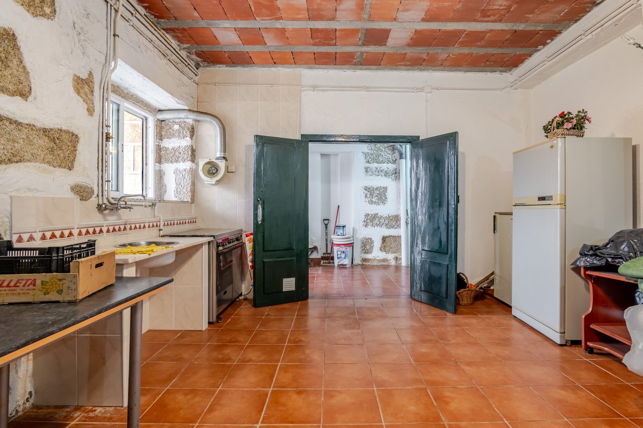 Rustic Four-Bedroom House with Private Land in Folhadela, Vila Real