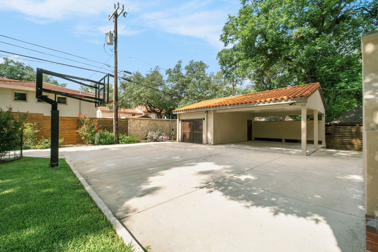 Luxury Property in Olmos Park