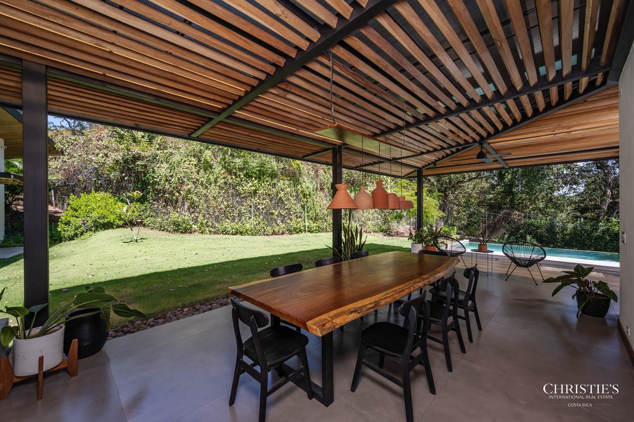 Casa Lola – Contemporary Beachside Oasis in Playa Grande