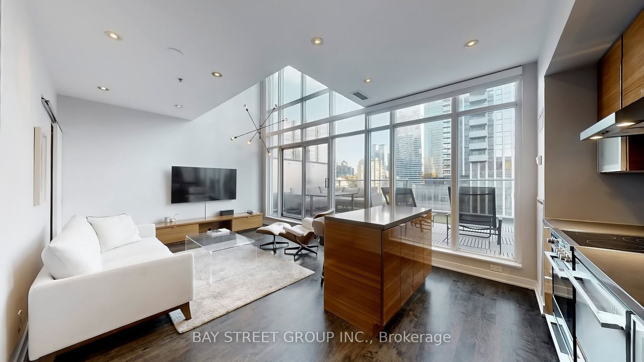 STUNNING SUNNY PENTHOUSE