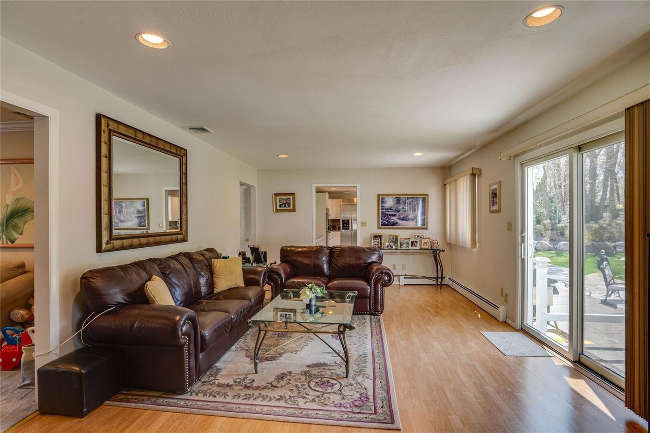 1 Stonehurst Ln