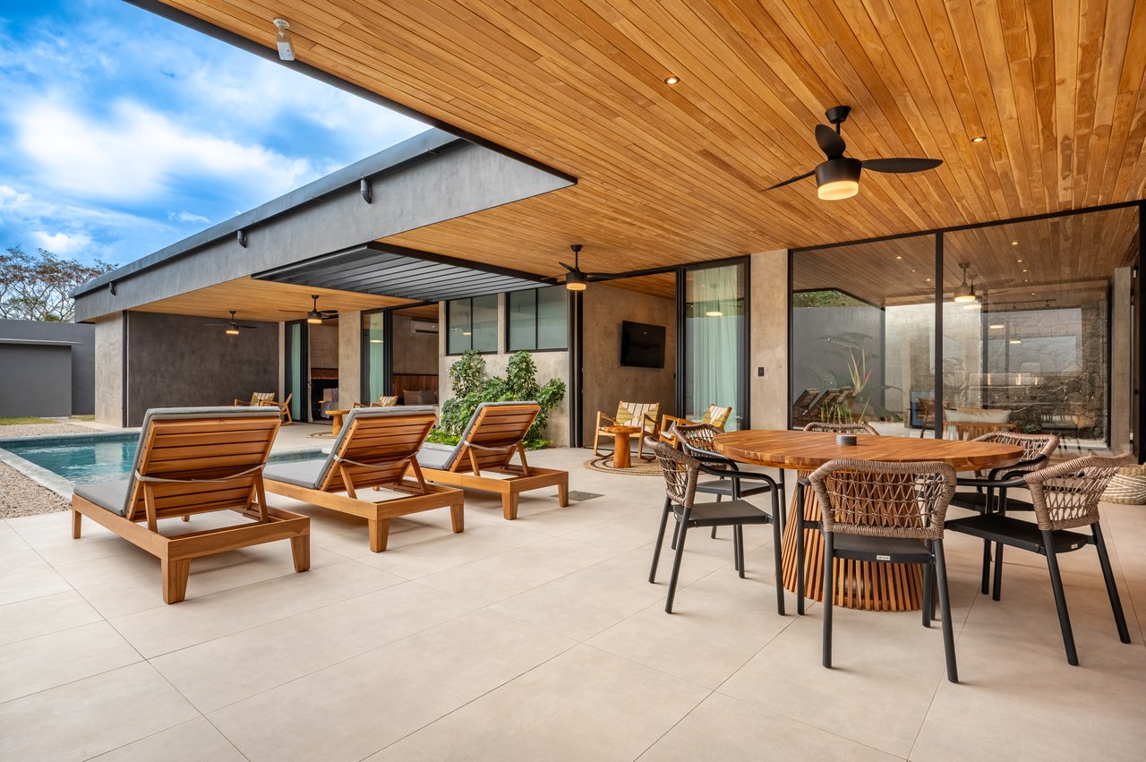 Casa Uchuva | Architectural Harmony of Wood, Stone, and Light