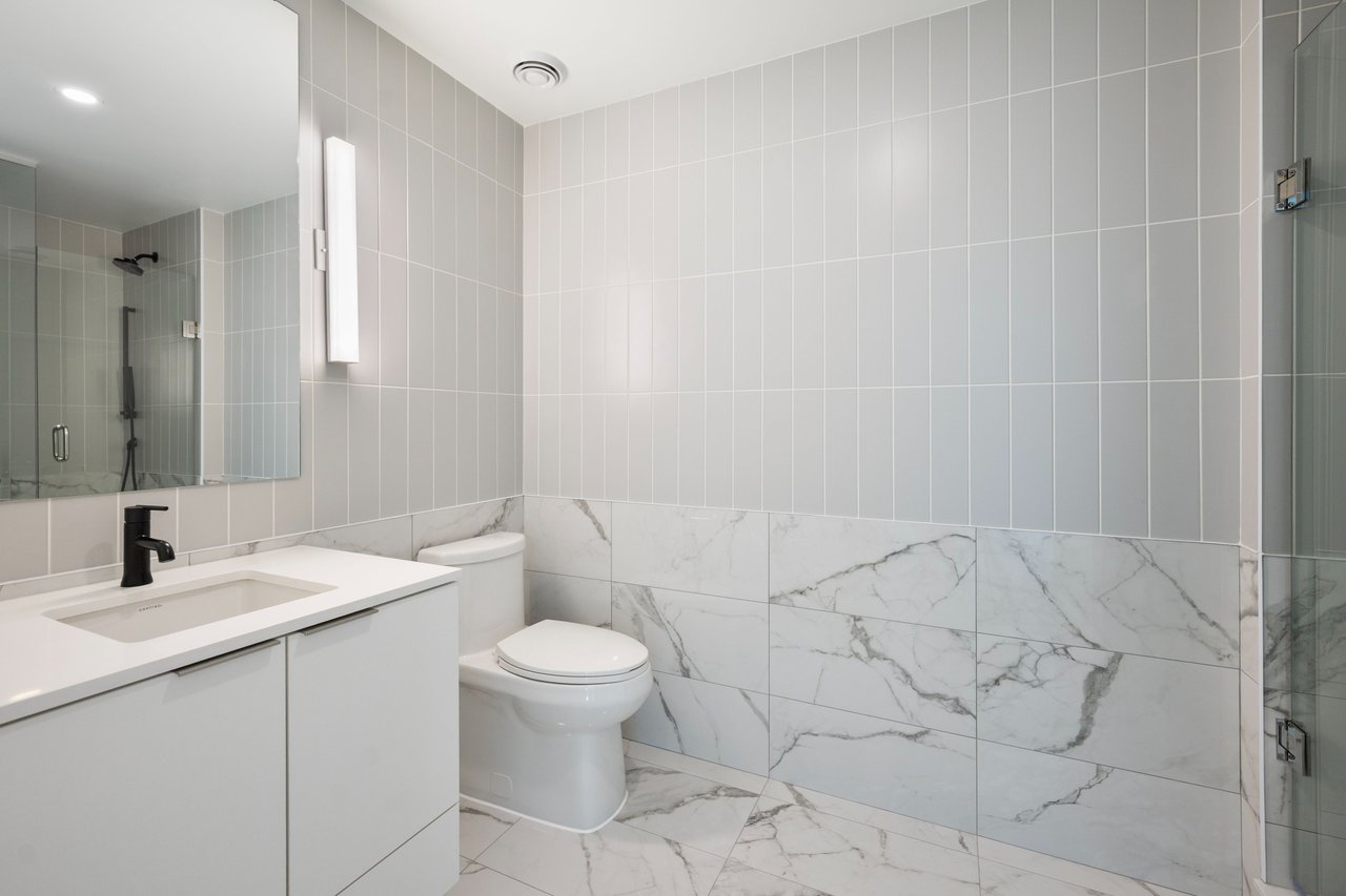 327 King Street W Unit: 4704