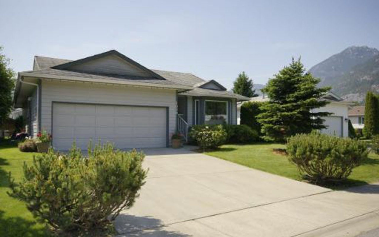 1059 Edgewater Cres