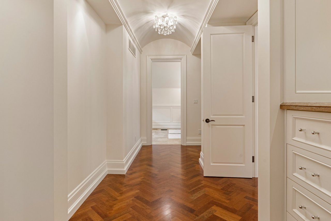 1081 Argyle Drive, Oakville