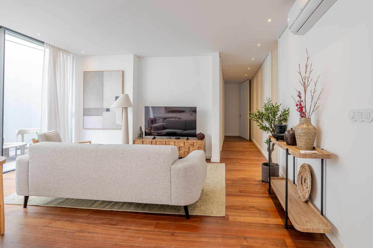 Elegant 2-Bedroom Apartment with Private Patio, Parking & Short-term Rental (AL) License in Central Porto