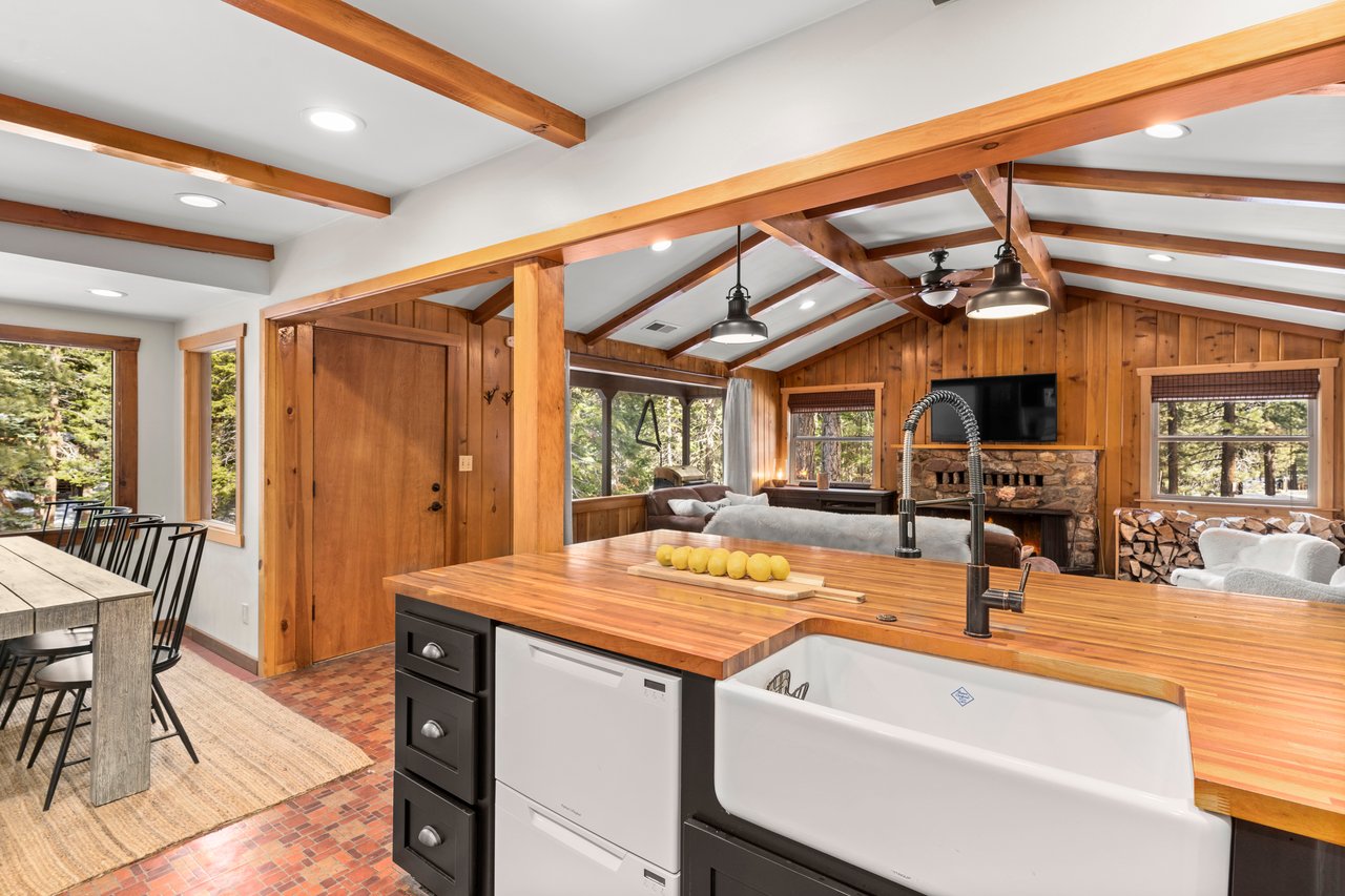 Private Cabin with hot tub, walk to village