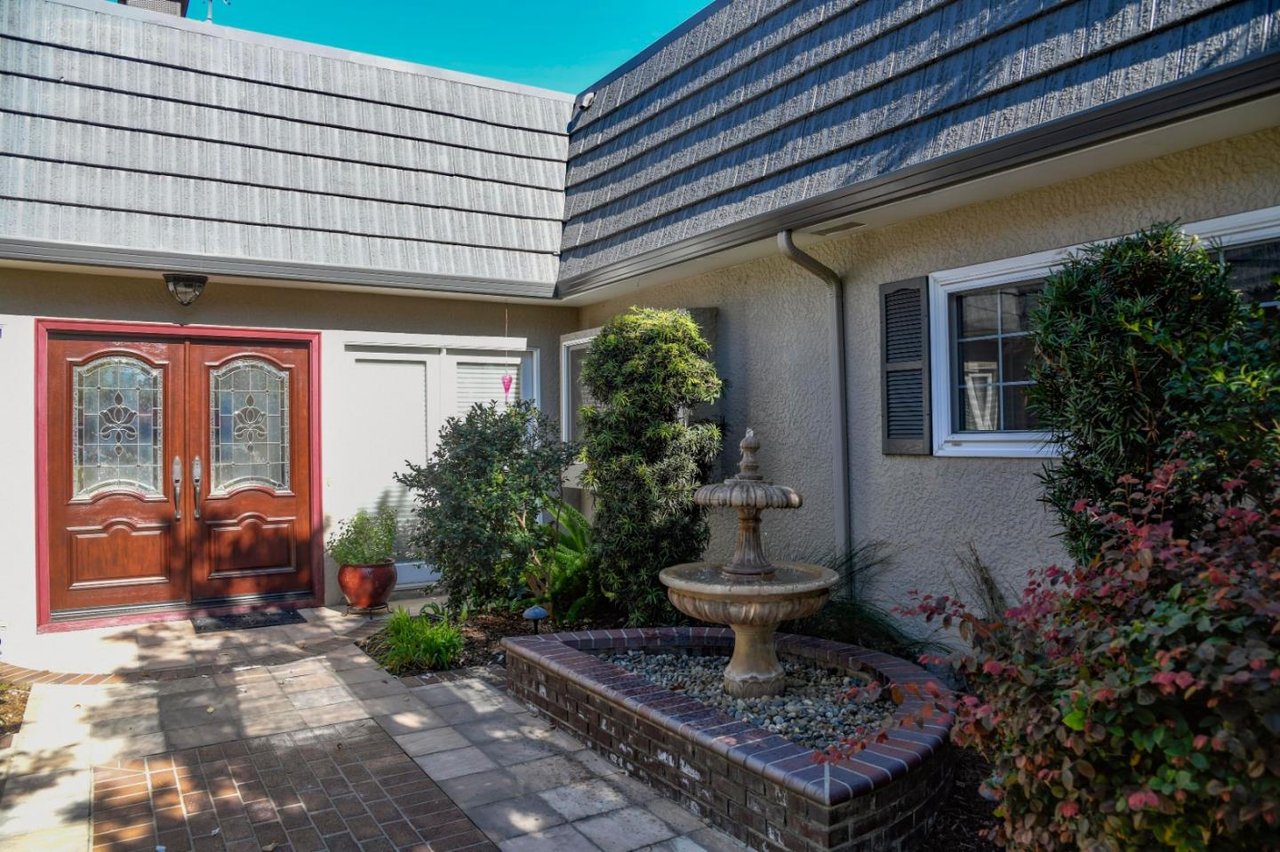 2136 Mulberry Cir