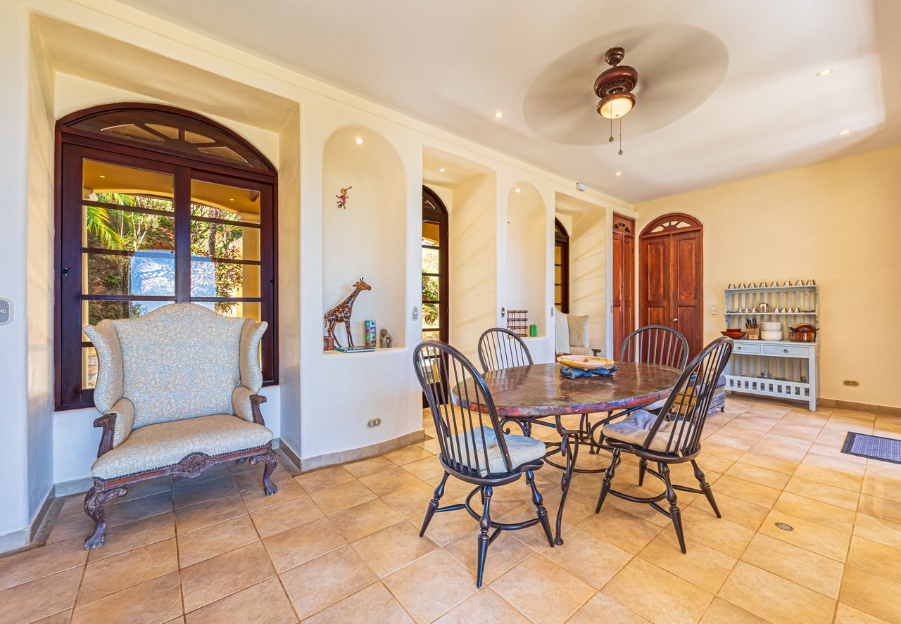 Nido Escondido, Playa Dominical