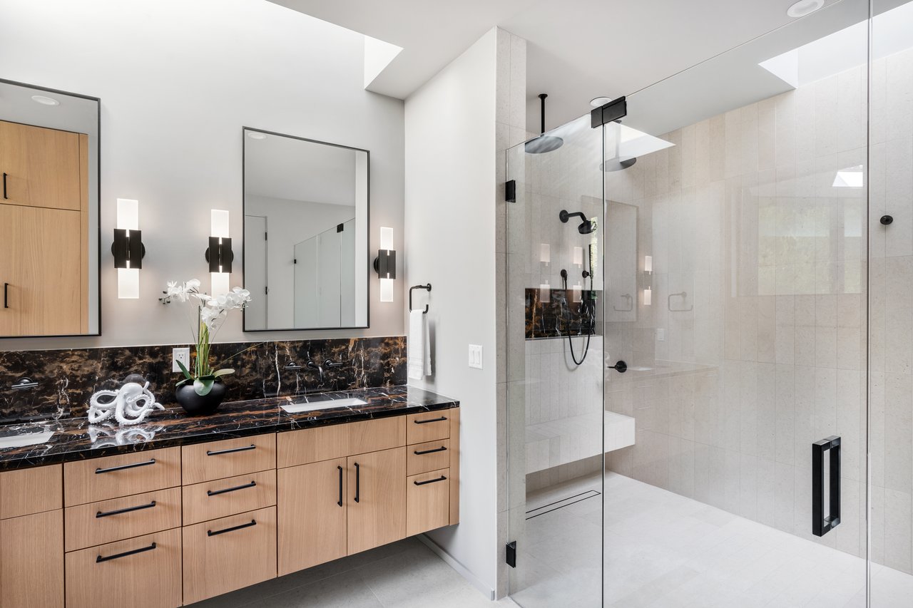 1121 Bluebonnet LN