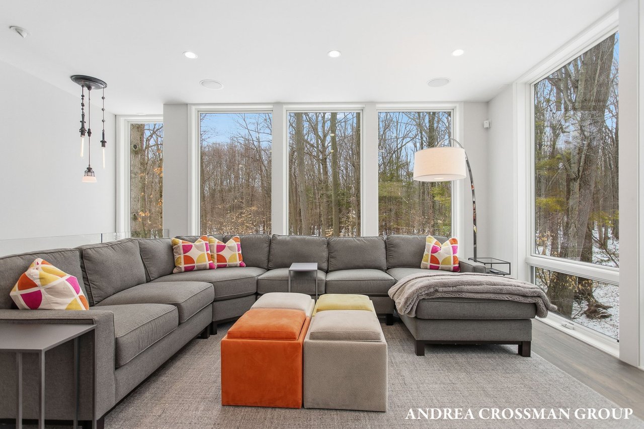 6919 Bendemeer Drive