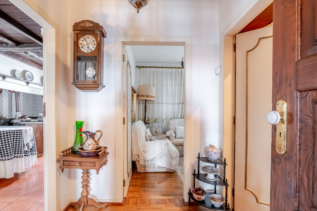 Rustic Four-Bedroom House with Private Land in Folhadela, Vila Real