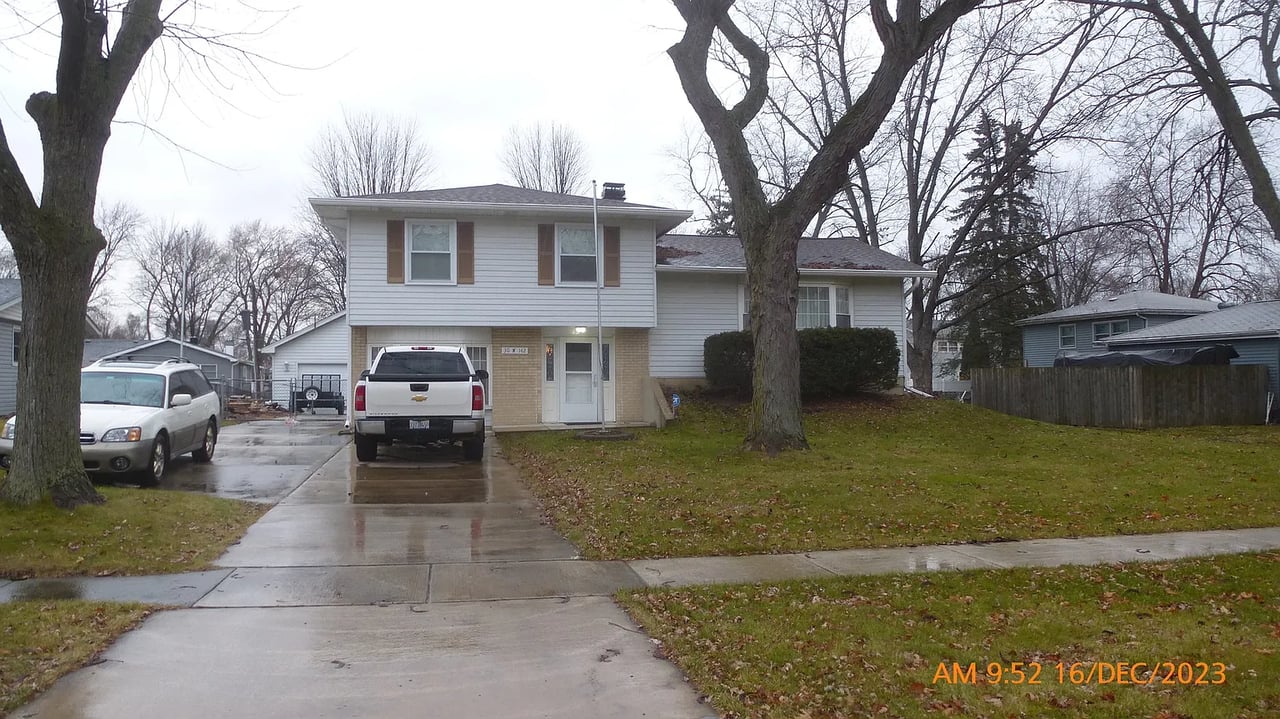 30W142 Claymore Ln