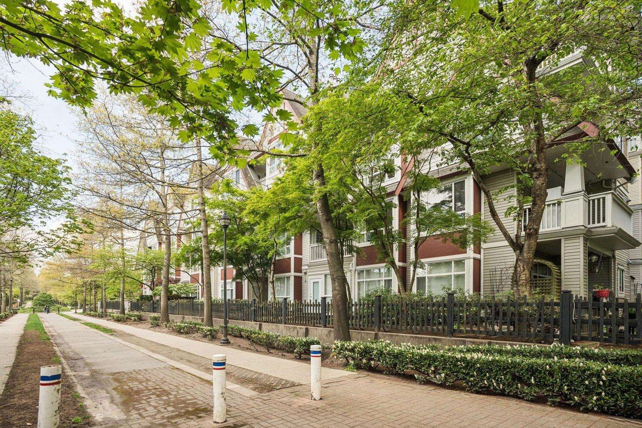 304-6833 Village Green Unit: 304