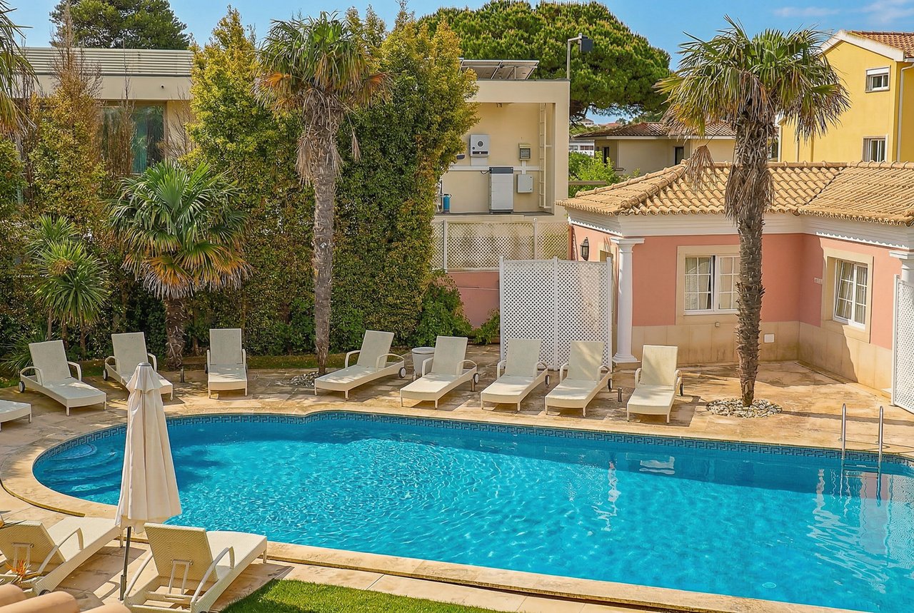 Spacious 8+2-Bedroom Villa with Pool for Rent in Cascais