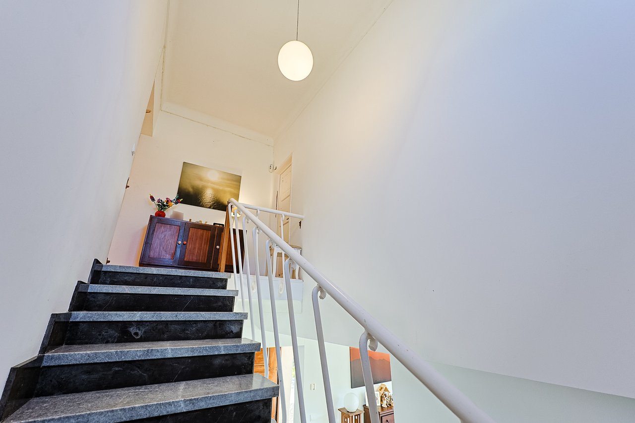 Spacious 5-Bedroom Villa with Expansive Garden Near Sintra in Colares