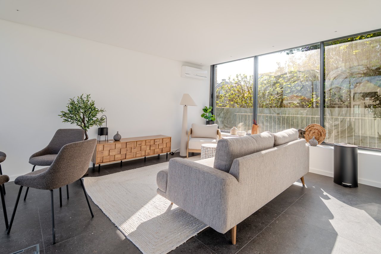 Modern 2-Bedroom Apartment with Expansive Private Terrace & Sort-term Rental (AL) License in Central Porto