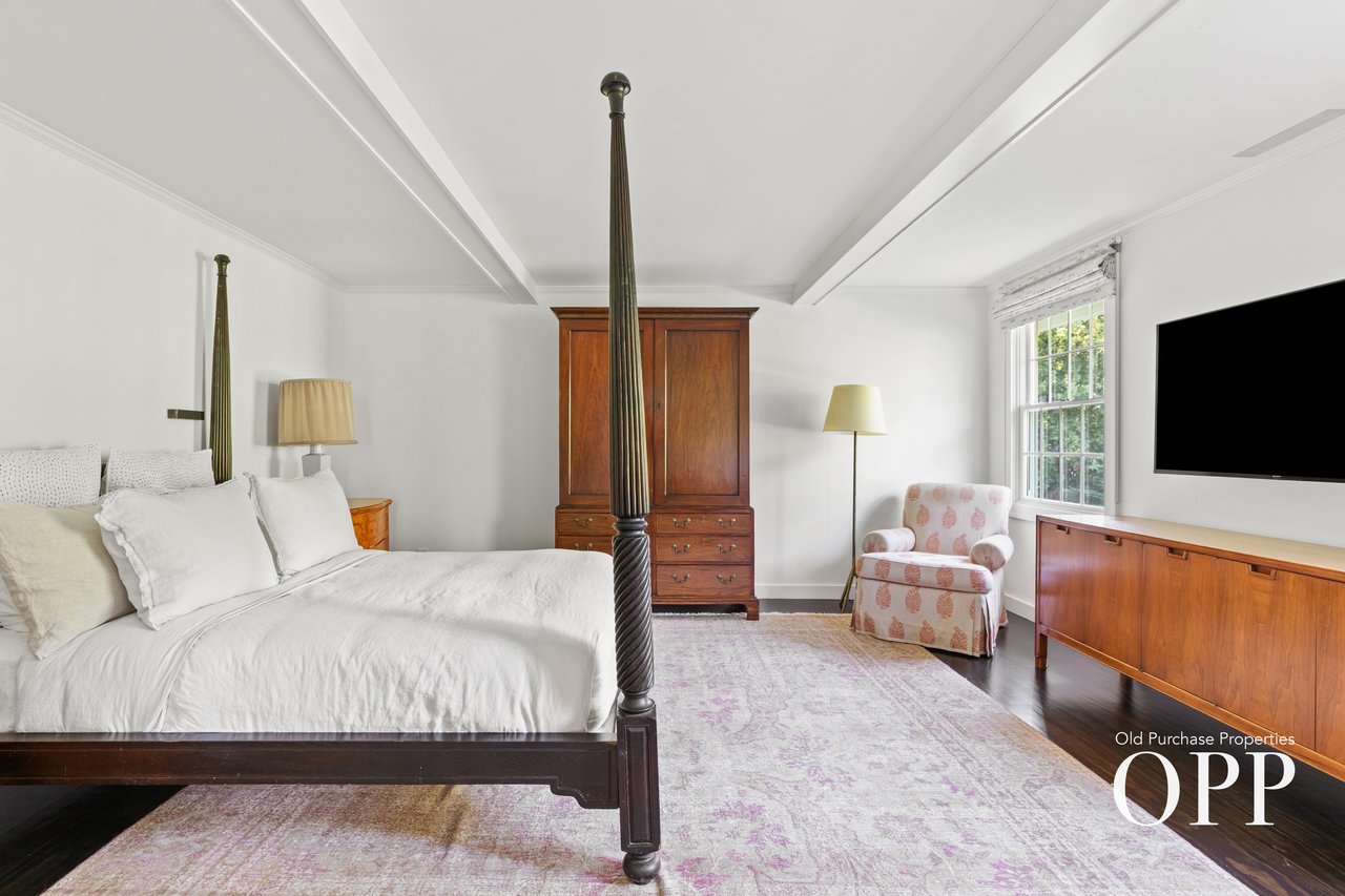 A REFINED BELLPORT RETREAT
